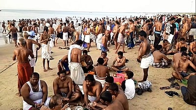 ஆடி அமாவாசை: தூத்துக்குடி கடற்கரையில் முன்னோர்களுக்கு தர்ப்பணம்